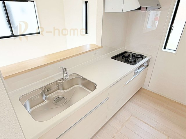 結城市結城第43　新築戸建て　6号棟のキッチン|料理をしながら家族とコミュニケーションが取れる対面式システムキッチン。