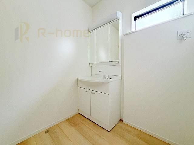 結城市結城第43　新築戸建て　6号棟の洗面所|清潔感溢れる洗面台は嬉しい三面鏡付き。洗剤や歯ブラシなどもすっきり収納できます♪