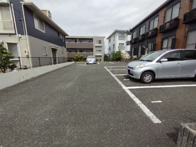 レオパレスエポック上地の駐車場