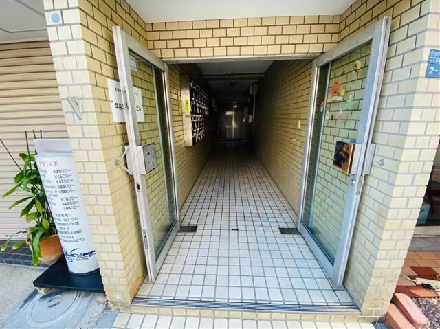 早苗エステートビルのエントランス