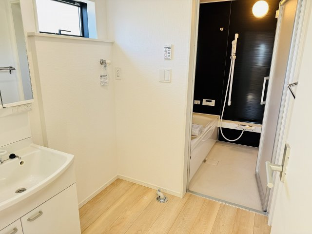 八王子市　諏訪町　新築一戸建て　３７期の脱衣所|～窓付きで明るい洗面所　換気もしやすいです～