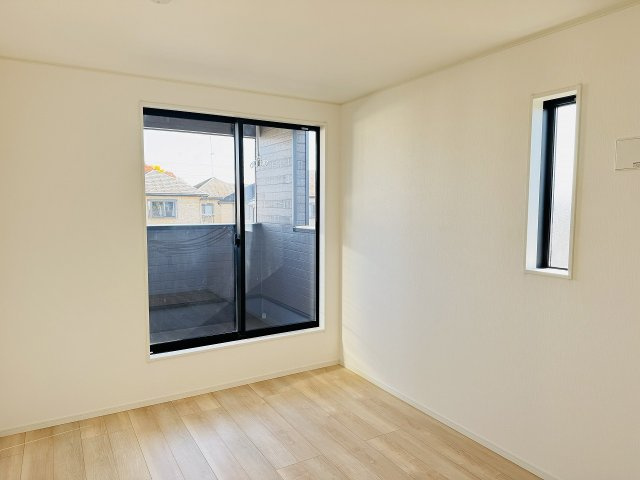 八王子市　諏訪町　新築一戸建て　３７期の寝室|～2階8.25帖の主寝室　ベッドなど大型家具のレイアウトもしやすい広さです～