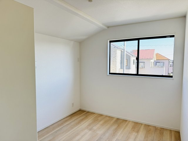 八王子市　諏訪町　新築一戸建て　３７期の洋室|～2階5.25帖の洋室　2面採光で明るく風通しの良いお部屋です～