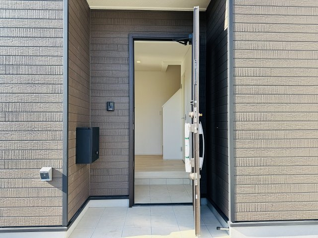 八王子市　諏訪町　新築一戸建て　３７期の玄関|～玄関は安心のWロックキーを採用～
