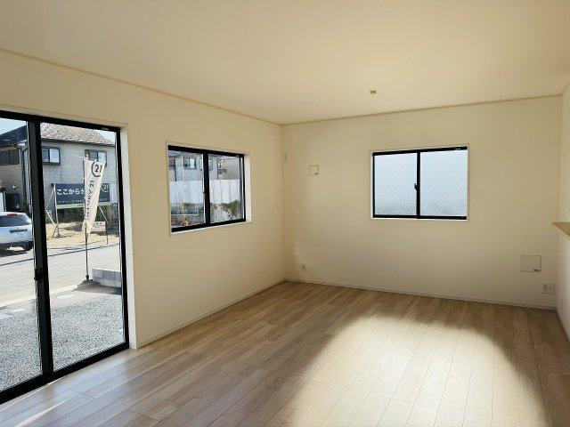 八王子市　諏訪町　新築一戸建て　３７期の居間・リビング|～16.75帖の明るいLDKで、家族団欒の時間をお過ごしいただけます～