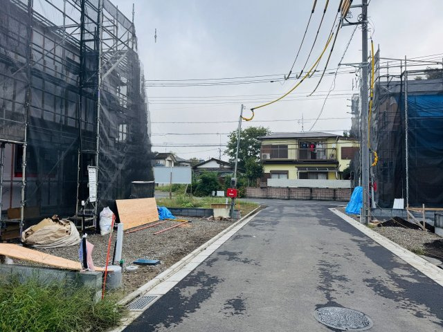 八王子市　諏訪町　新築一戸建て　３７期の前面道路含む現地写真|～南東側5ｍ道路に面しています～