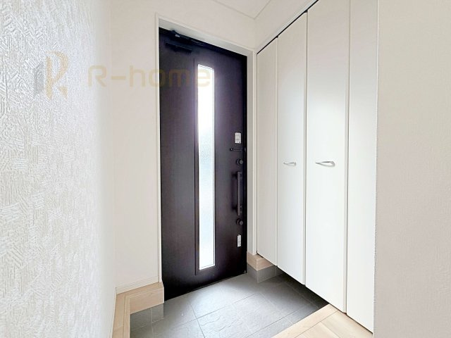 結城市結城第43　新築戸建て　7号棟の玄関|気持ちよくご家族やゲストを送迎できる穏やかな雰囲気の玄関♪大きな下駄箱で玄関廻りスッキリ♪