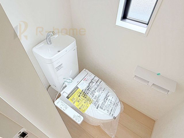 結城市結城第43　新築戸建て　7号棟のトイレ|温水洗浄便座付きのトイレ。
トイレが２ヵ所設置で朝の忙しい時間でも安心です。