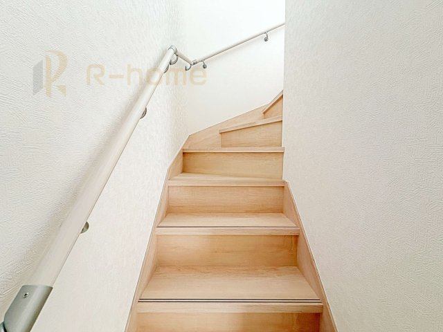 結城市結城第43　新築戸建て　7号棟の内装|手すりのついた階段！小さなお子様の利用も一安心です♪