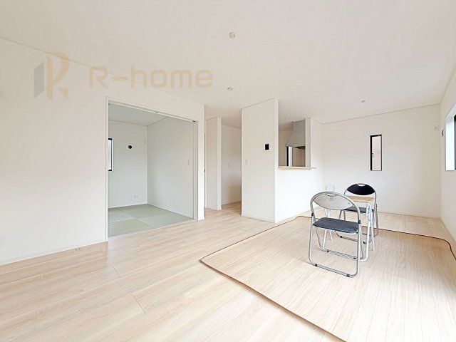 結城市結城第43　新築戸建て　7号棟の居間・リビング|広くて明るいＬＤＫ♪ ゆったりくつろげるリビングスペースで、ご家族皆様の笑顔が溢れます。