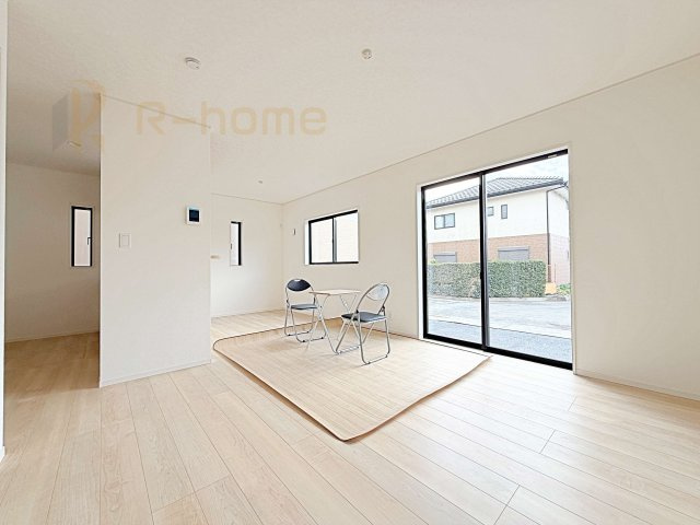 結城市結城第43　新築戸建て　7号棟の居間・リビング|広々とした余裕のあるリビングです♪大きな窓からは自然光が届きます。