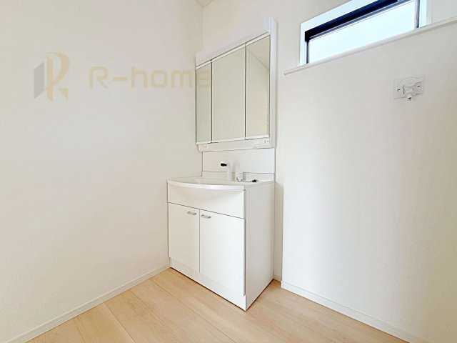 結城市結城第43　新築戸建て　7号棟の洗面所|清潔感溢れる洗面台は嬉しい三面鏡付き。洗剤や歯ブラシなどもすっきり収納できます♪