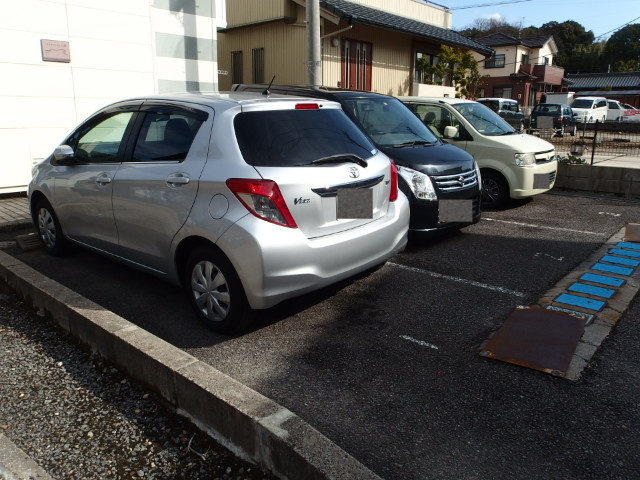 レオパレスナチュラルＡの駐車場