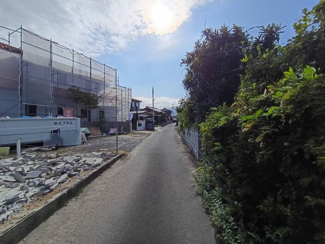 西条市三芳1724　中古戸建の前面道路含む現地写真