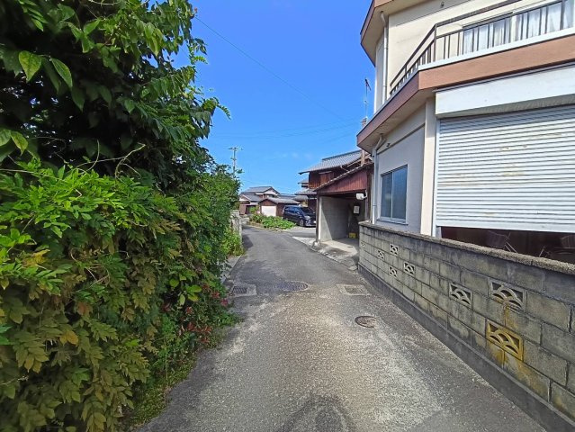 西条市三芳1724　中古戸建の前面道路含む現地写真