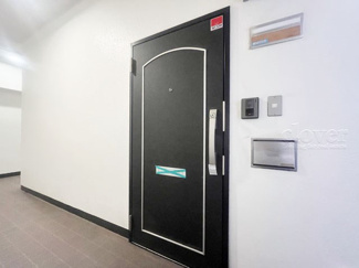 【その他共用部分】 | 皆様をお迎えする、お部屋の玄関ドア。開けやすさや開放角度、ドアノブの操作しやすさや鍵の形状などを、現地で一度ご確認ください。～即日のご見学可能～　お問合せはお気軽にどうぞ。