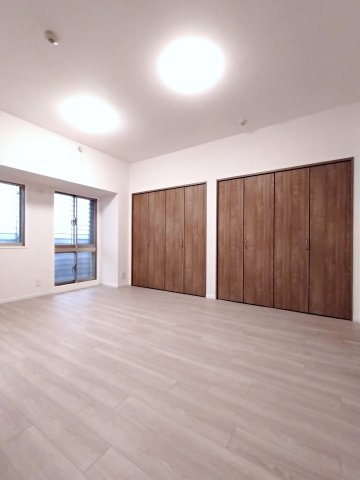 プレヴィオ橋本の洋室|落ち着いた色調の洋室です