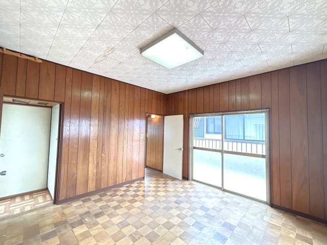 【洋室】 | 坂東市岩井　中古戸建 | 南面に面している居室なので、自然と光が差し込みます♪