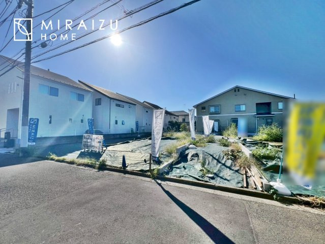 【前面道路含む現地写真】 | お車の運転に自信のない方でも安心かなと思います。とても解放感があり、日当たりも気持ちよさそうです。

