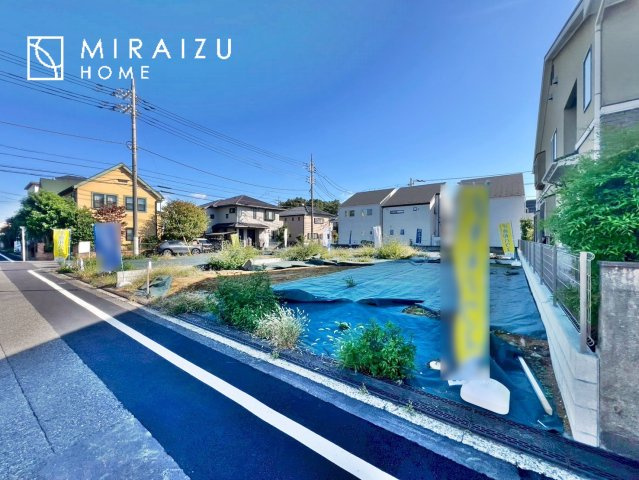 【前面道路含む現地写真】 | 通勤や家族の送迎など、毎日の生活にマイカーが欠かせない方にとって駐車場は大事な条件。敷地内にカースペースがあれば、お出かけやお買い物の際の搬入出も楽々です。
