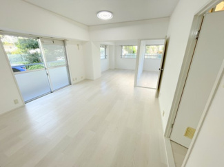 【居間・リビング】 | メゾンブランカ　308 | ☆この度、1）洋室（北西）をLDKと接続しLDK16帖に
2）和室６帖（南西）を洋室６帖へ間取改造　2025/9施工
※写真は間取り改造後の反転ﾀｲﾌﾟ101号（2022.10）撮影分代用・準備中