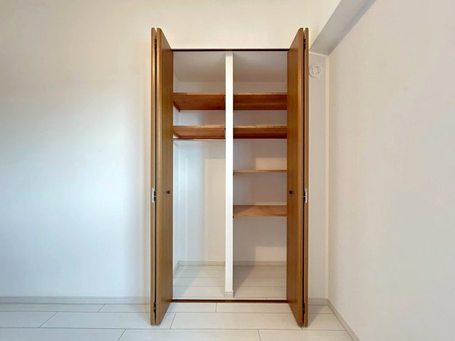 ◆室内リフォーム済み◆近鉄伏見駅徒歩６分◆南東角住戸４LDK◆ファミールハイツ京都伏見ステージ２の洋室|洋室クローゼット