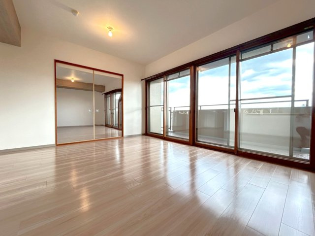 ◆室内リフォーム済み◆近鉄伏見駅徒歩６分◆南東角住戸４LDK◆ファミールハイツ京都伏見ステージ２の居間・リビング|リビング