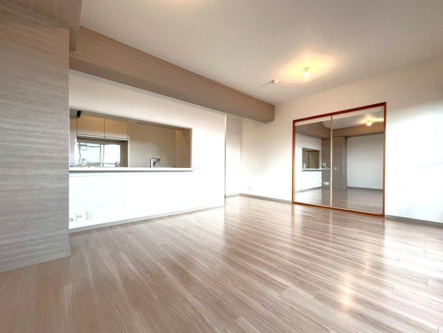 ◆室内リフォーム済み◆近鉄伏見駅徒歩６分◆南東角住戸４LDK◆ファミールハイツ京都伏見ステージ２の居間・リビング|リビング