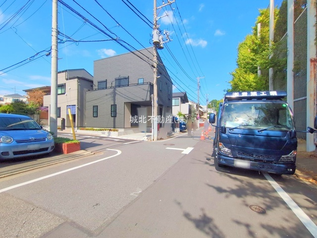 杉並区上井草4丁目 全2棟 A号棟の前面道路含む現地写真