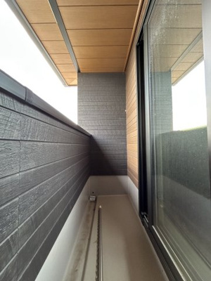 【バルコニー】 | 近江八幡市若宮町 | 朝の澄んだ空気や、夕方に吹く清々しい風を感じられるバルコニー。