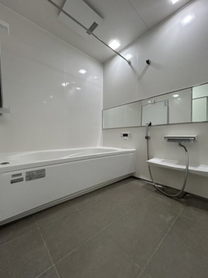 【浴室】 | 近江八幡市若宮町 | 一日の疲れを癒すバスルームは、心地よいリラックスを叶える清潔感溢れる美しい空間です。