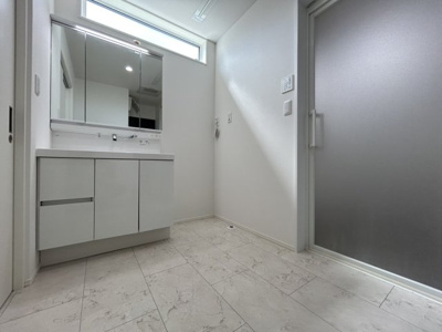 【独立洗面台】 | 近江八幡市若宮町 | 清潔感ある洗面台は、身だしなみチェックや肌のお手入れに最適です。