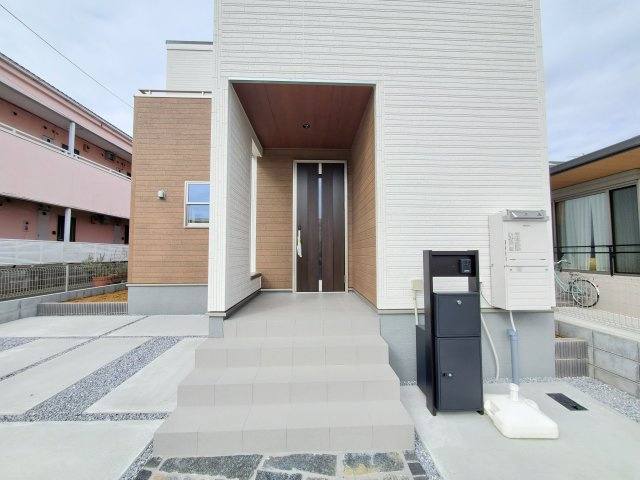 三郷市　早稲田7丁目　新築戸建　全1棟の玄関|落ち着いた玄関です