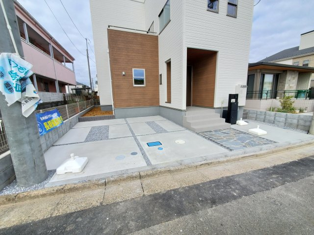 三郷市　早稲田7丁目　新築戸建　全1棟の駐車場|駐車場があるので、車を買う予定の方も安心です
