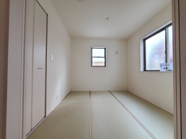 三郷市　早稲田7丁目　新築戸建　全1棟の和室|リビング横の和室は、思い切りお子様が遊べるキッズスペースにぴったり