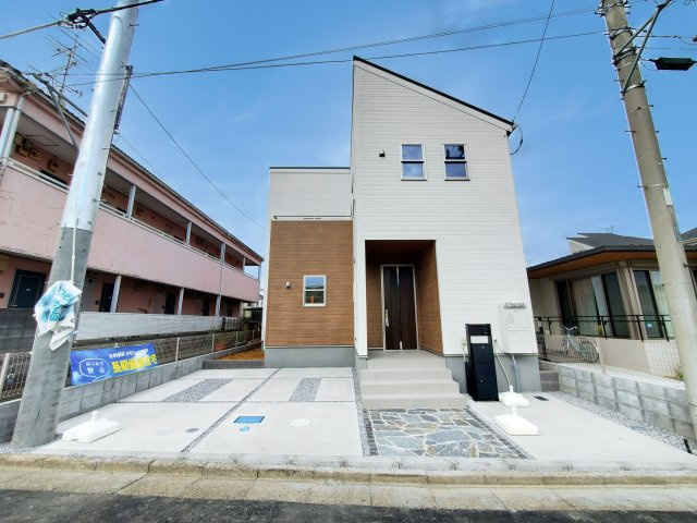 三郷市　早稲田7丁目　新築戸建　全1棟の外観|白を基調とした清潔感あふれる外観。青空に映えるスタイリッシュなデザイン 