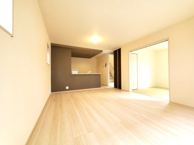 三郷市　早稲田7丁目　新築戸建　全1棟の居間・リビング|溢れる光をたっぷり取り込んだリビングダイニング。