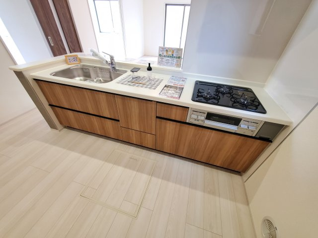 三郷市　早稲田7丁目　新築戸建　全1棟のキッチン|内装の主役　キッチンです