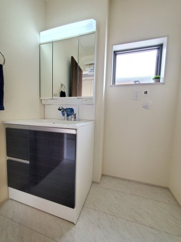 三郷市　早稲田7丁目　新築戸建　全1棟の独立洗面台|鏡の後ろに収納スペースがあります、散らかりやすい洗面スペースをすっきりさせる事が出来ます