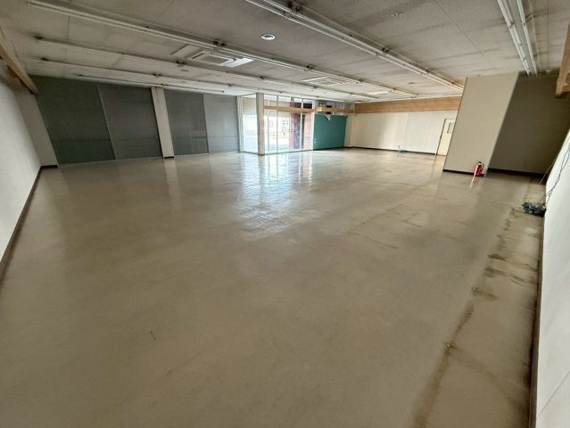 蒲郡市八百富町3丁目　貸店舗の内装