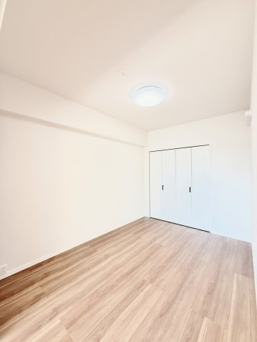 ウィスティリアE-oneの洋室|リビングから繋がる約4.5帖洋室！客間や晩酌の間、お子様のお昼寝スペースや洗濯物を畳むスペース等、様々な用途にお使いいただける便利な空間です！

