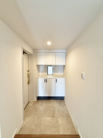 ウィスティリアE-oneの玄関|広々とした清潔感がある玄関。靴を一つにまとめられる大きな収納があります。
