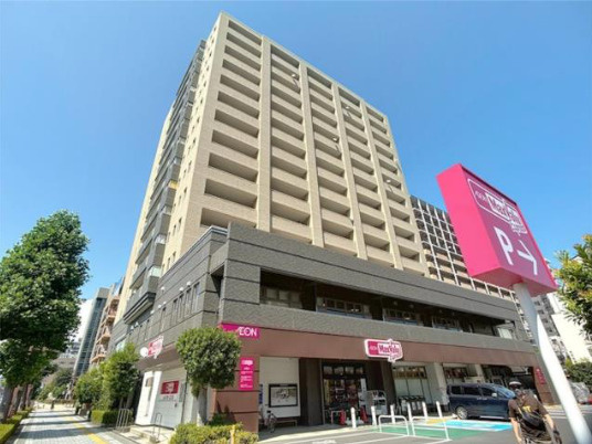 ウィスティリアE-oneの外観|スーパー併設の好立地マンションです。