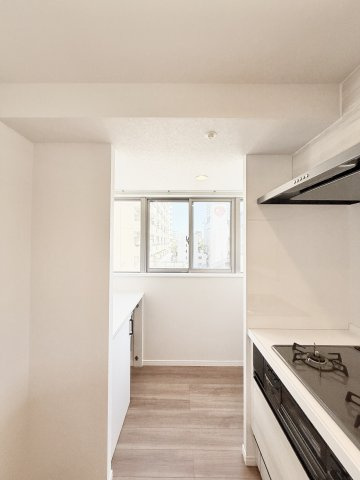 ウィスティリアE-oneの収納|キッチン横には収納スペースがあります。