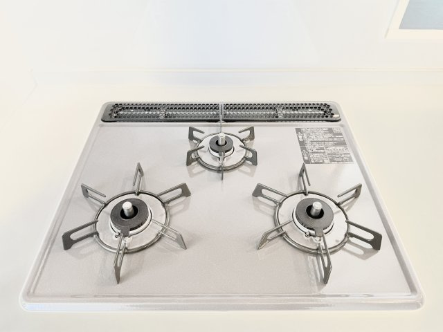 ウィスティリアE-oneのキッチン|使いやすい3つ口コンロ！
