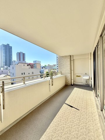 ウィスティリアE-oneのバルコニー|日当たりの良いワイドバルコニーです。
