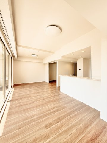 ウィスティリアE-oneの居間・リビング|18.7畳のLDKは落ち着いた雰囲気。家族みんなでのびのびと過ごすのにピッタリです！
