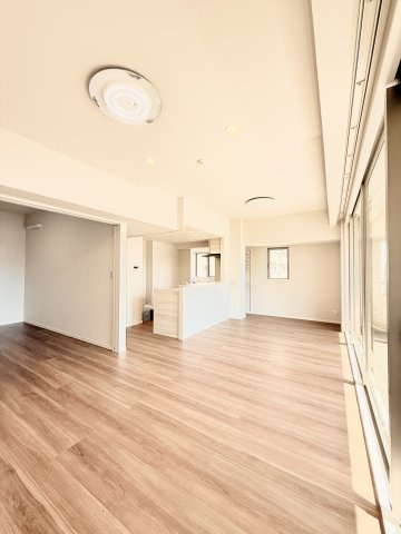 ウィスティリアE-oneの居間・リビング|陽当り良好のLDKは約18.7帖！
