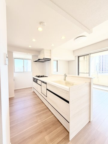 ウィスティリアE-oneのキッチン|キッチンに立ちながらご家族とのコミュニケーションが取れる！ご家族との距離が近くに感じられそうですね！
