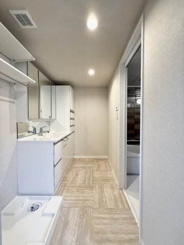 ウィスティリアE-oneの脱衣所|白を基調とした清潔感のある洗面室！洗濯機置き場もゆとりがあります！

